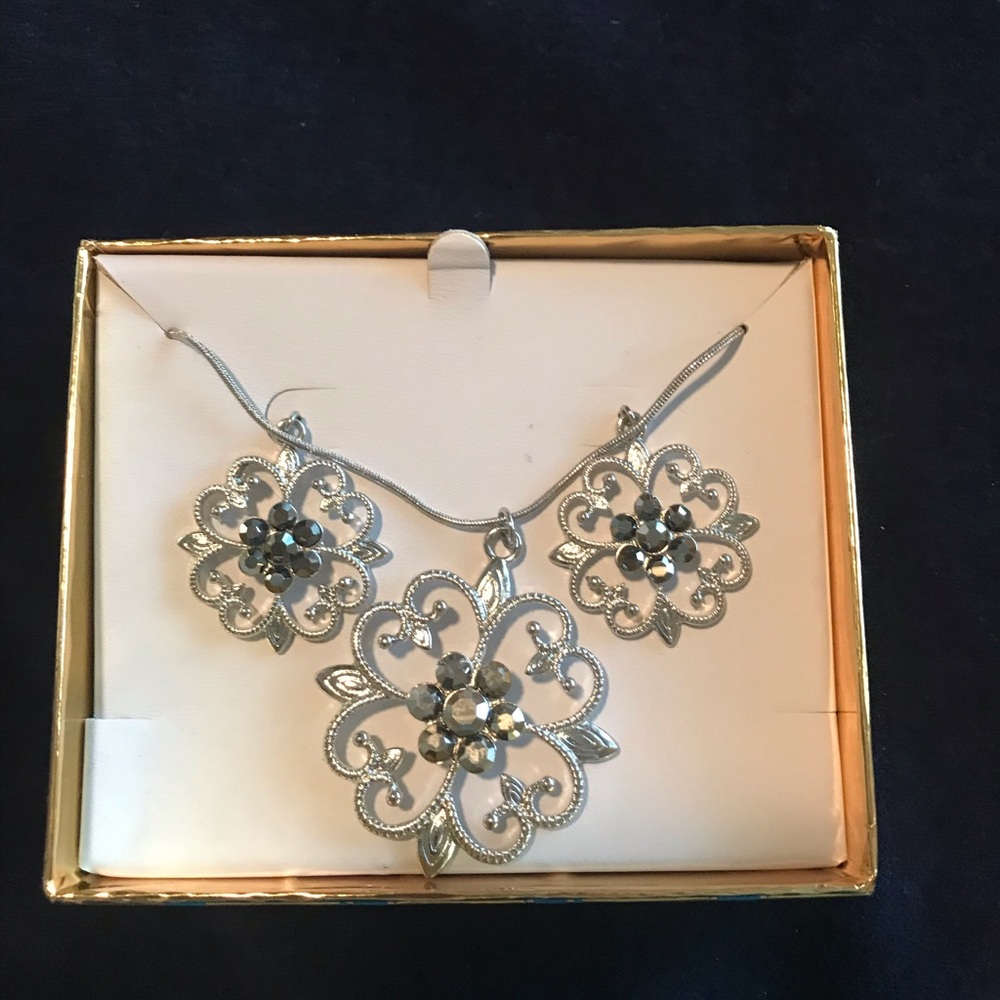 Boxed necklace and earring set, floral shape